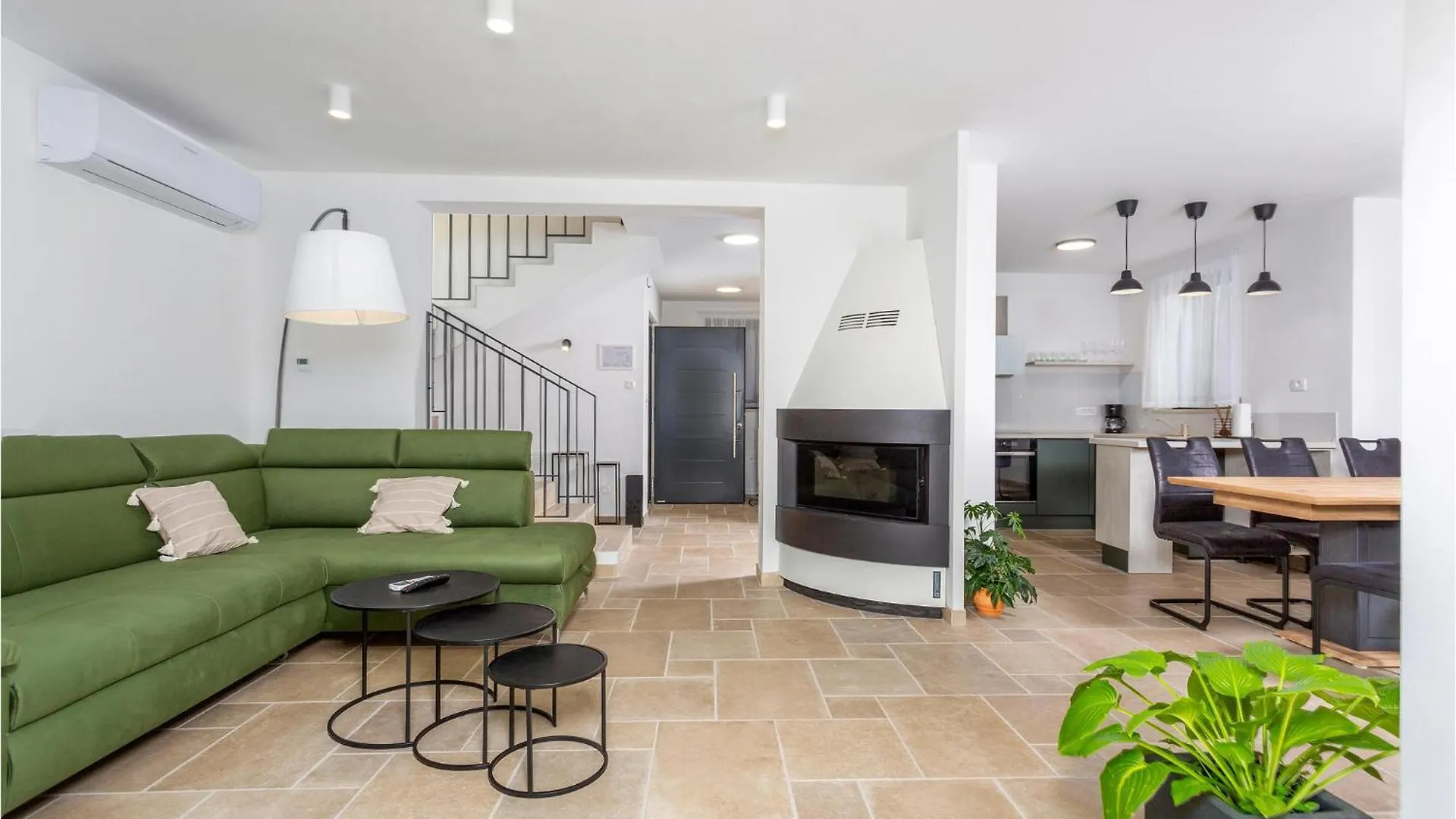 3 Bedroom Lovely Home In Jurdani 0*,