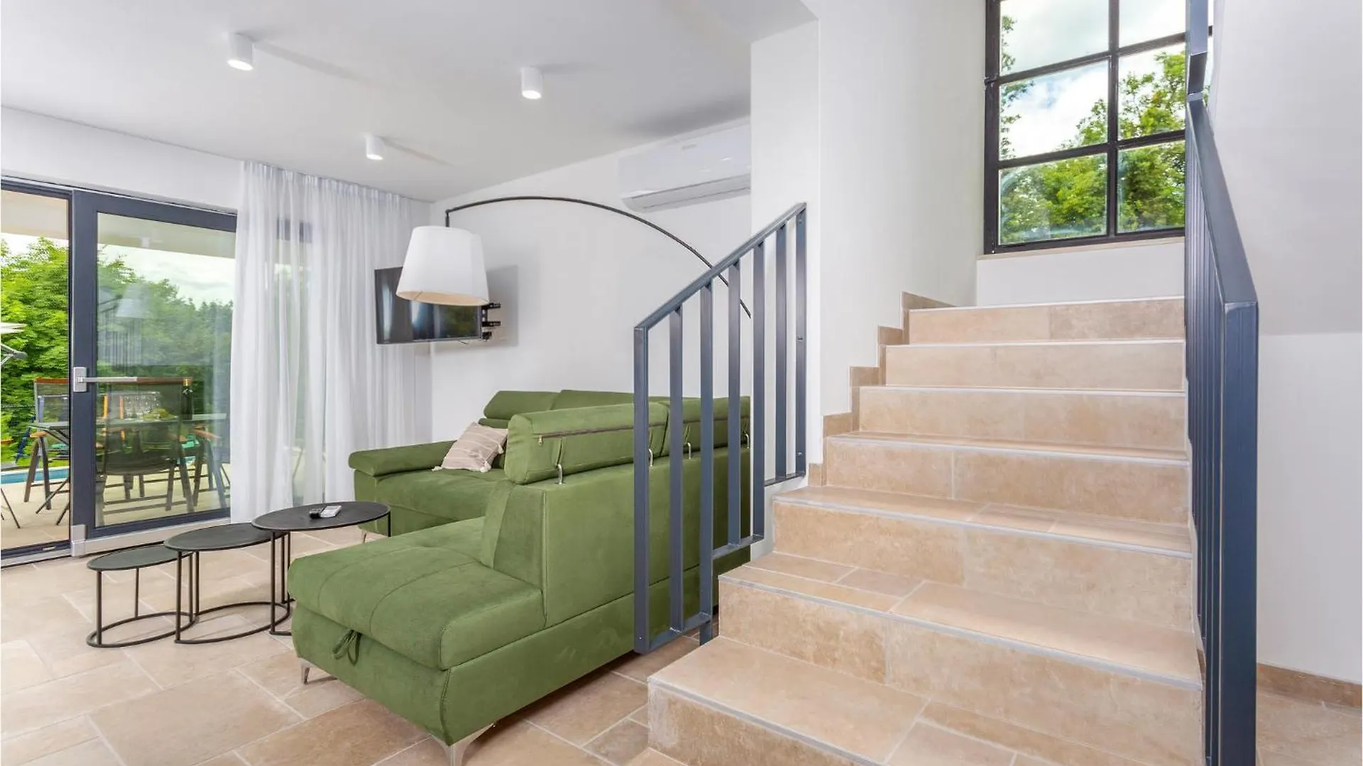 3 Bedroom Lovely Home In Jurdani Holiday home