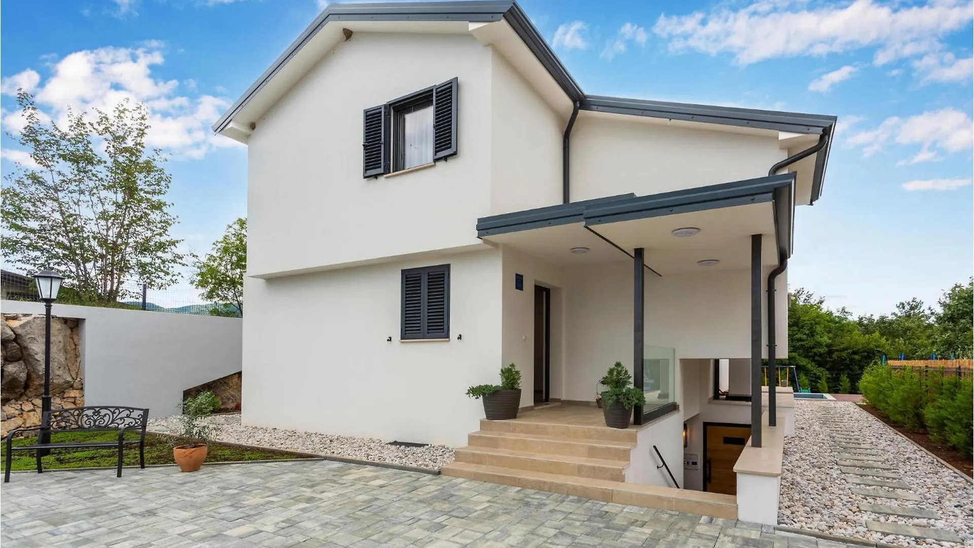 3 Bedroom Lovely Home In Jurdani 0*,