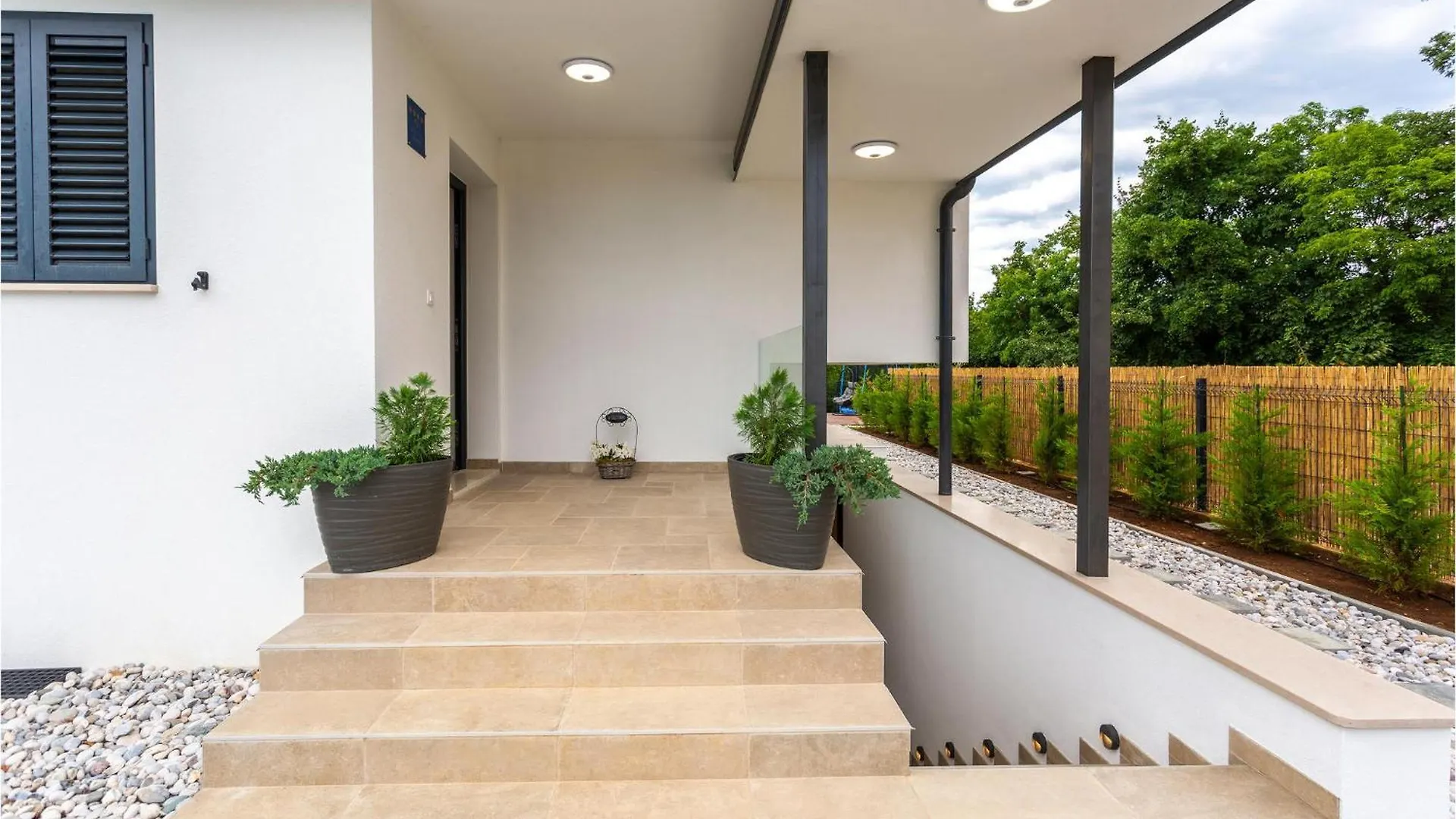 3 Bedroom Lovely Home In Jurdani Holiday home