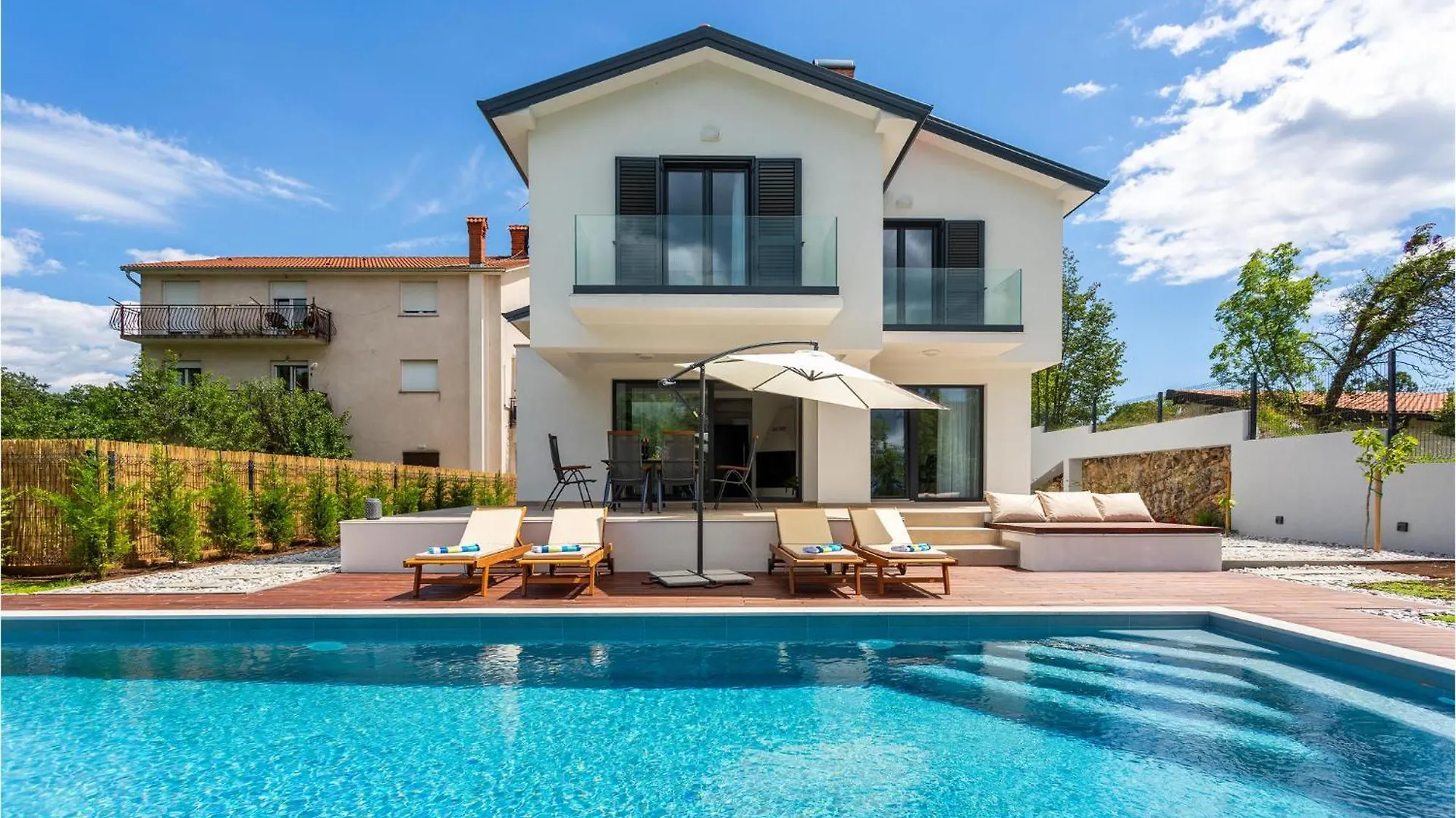 3 Bedroom Lovely Home In Jurdani Holiday home
