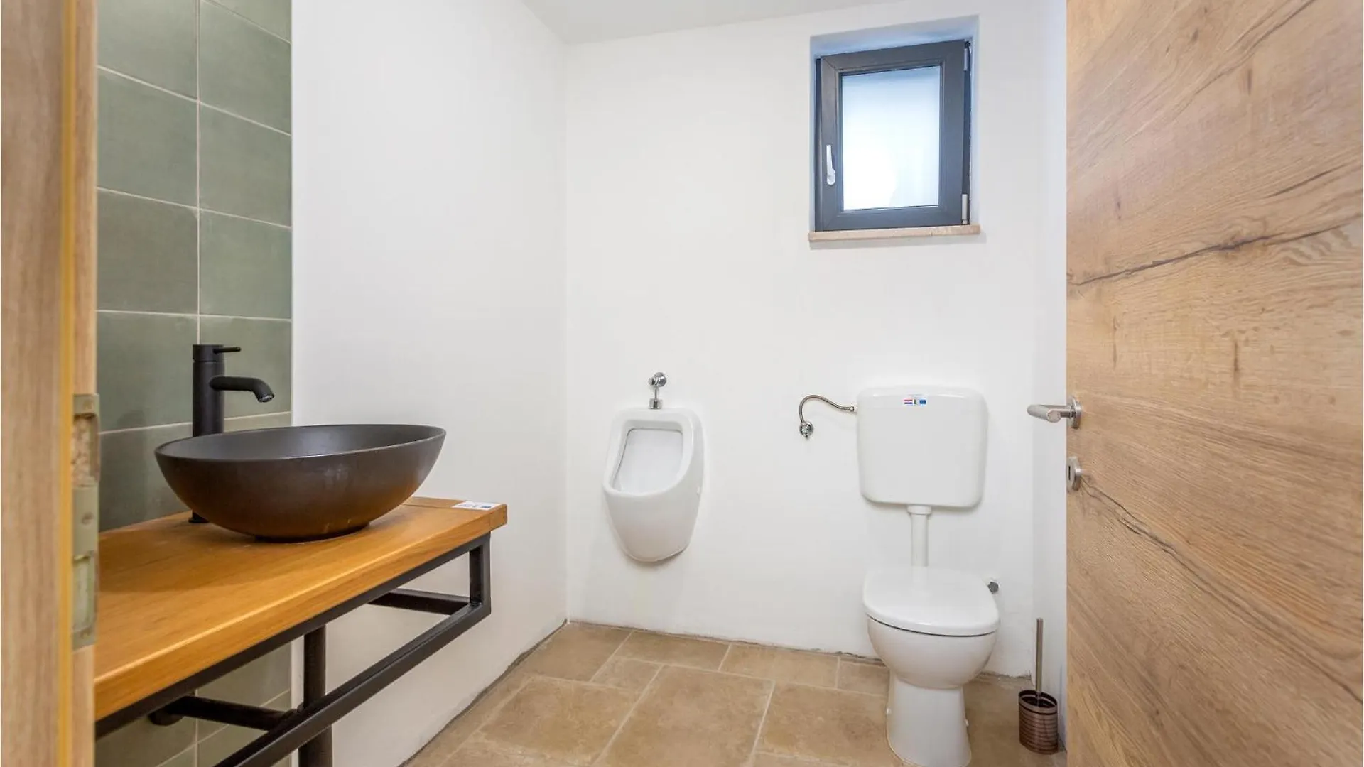 3 Bedroom Lovely Home In Jurdani