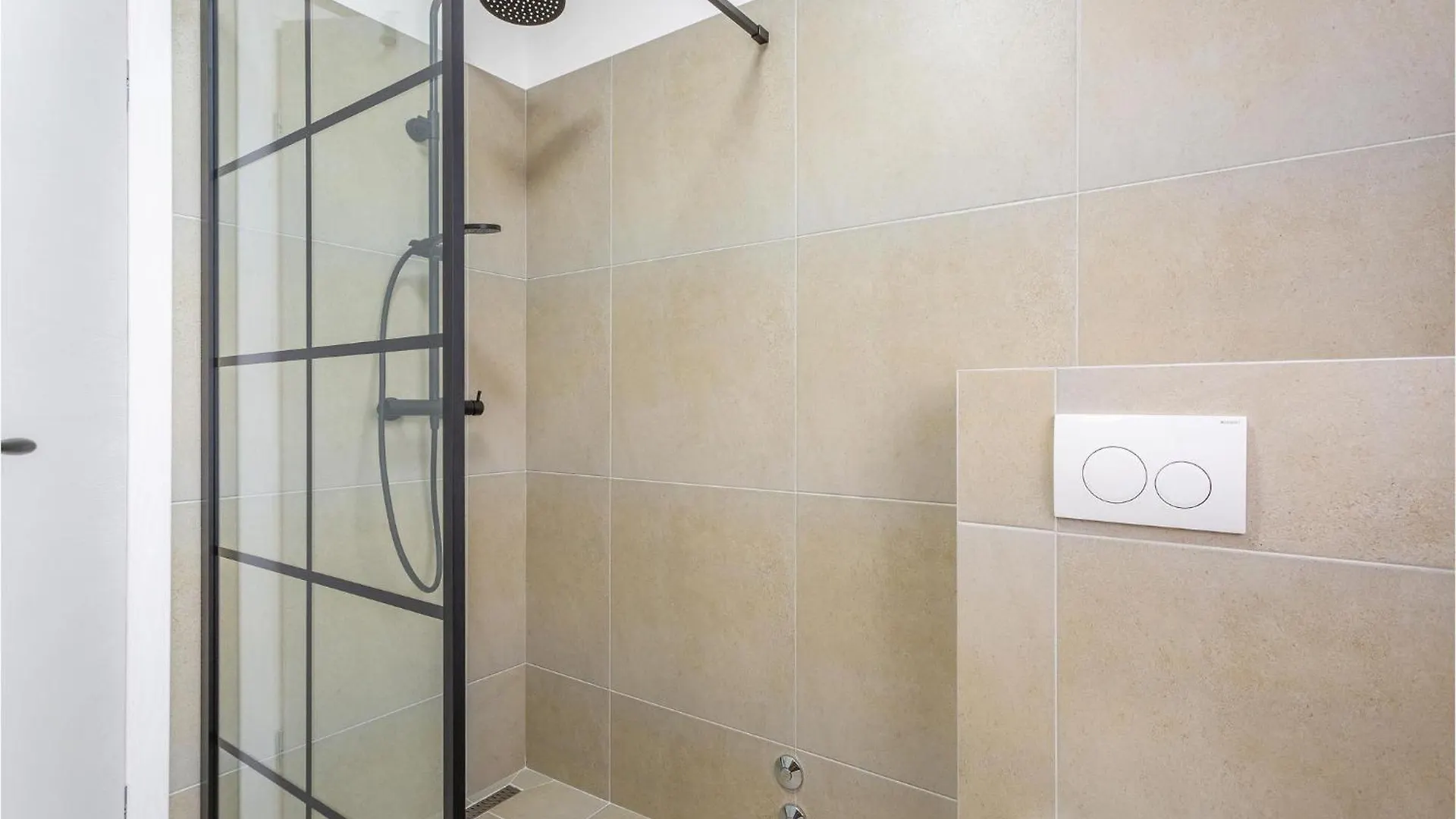 3 Bedroom Lovely Home In Jurdani 0*,
